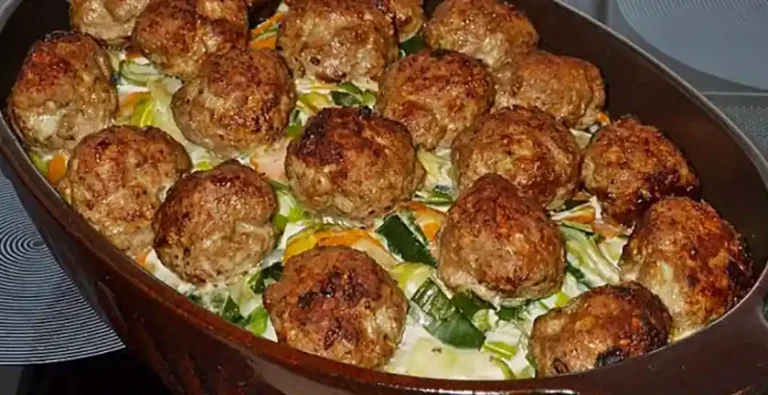 Herzhafter Kartoffelauflauf mit Lauch, Hackbällchen und Gorgonzola