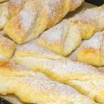 Knusprige Blätterteigstangen mit cremigem Vanillepudding Rezept