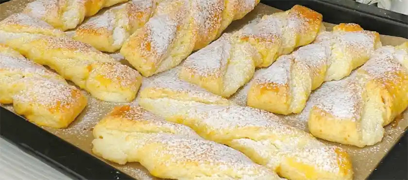 Knusprige Blätterteigstangen mit cremigem Vanillepudding Rezept ...