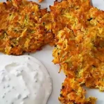 Knusprige Karotten-Zucchini-Puffer mit Kräuterquark Rezept