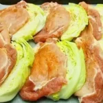 Ofengebackene Weißkohlscheiben mit zartem Schweinefleisch