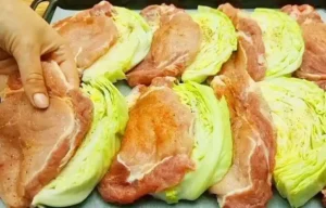 Ofengebackene Weißkohlscheiben mit zartem Schweinefleisch