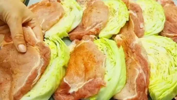 Ofengebackene Weißkohlscheiben mit zartem Schweinefleisch