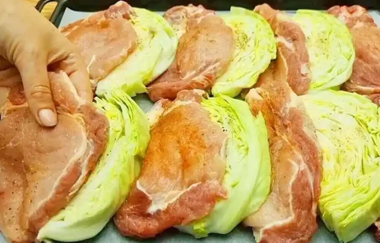 Ofengebackene Weißkohlscheiben mit zartem Schweinefleisch