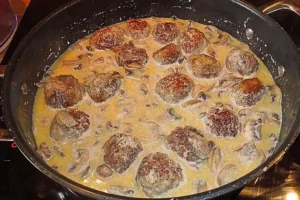 Saftige Köttbullar in cremiger Champignon-Rahmsauce Rezept