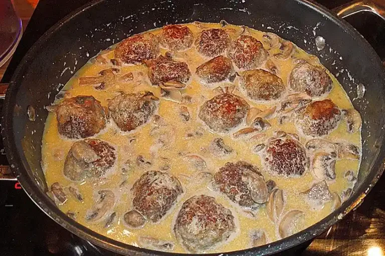 Saftige Köttbullar in cremiger Champignon-Rahmsauce Rezept