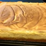 Saftiger Quarkkuchen vom Blech mit cremigem Vanillepudding