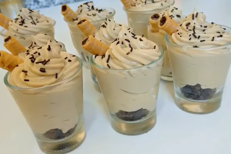 Schnelle Capuccino-Creme, die wie Tiramisu schmeckt