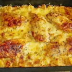 Schnitzel mit knusprigen Bratkartoffeln und überbackenem Gouda