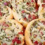 Flammkuchenrolle zum Mittagessen - Schnell und unkompliziert zubereitet!