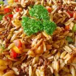Kritharaki-Salat mit Hackfleisch - Ein herzhaftes und schmackhaftes Gericht!