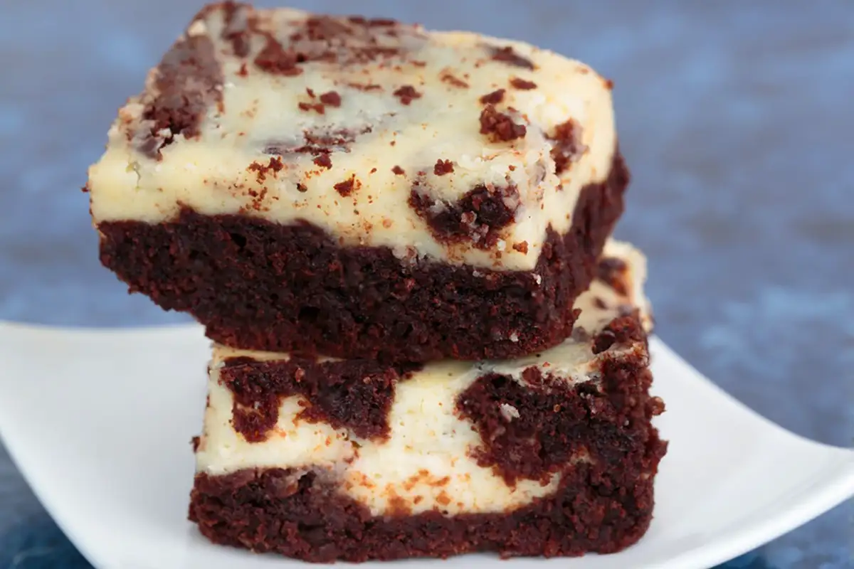 Käsekuchen Brownies Rezept: saftig und schokoladig