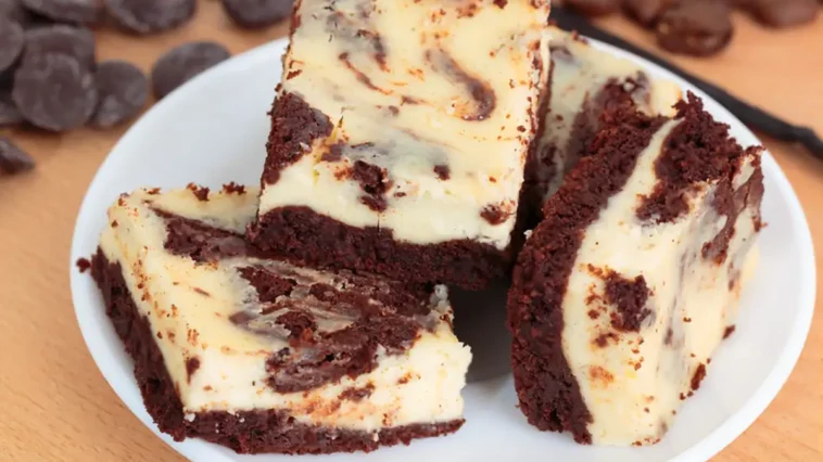 Käsekuchen Brownies Rezept: saftig und schokoladig