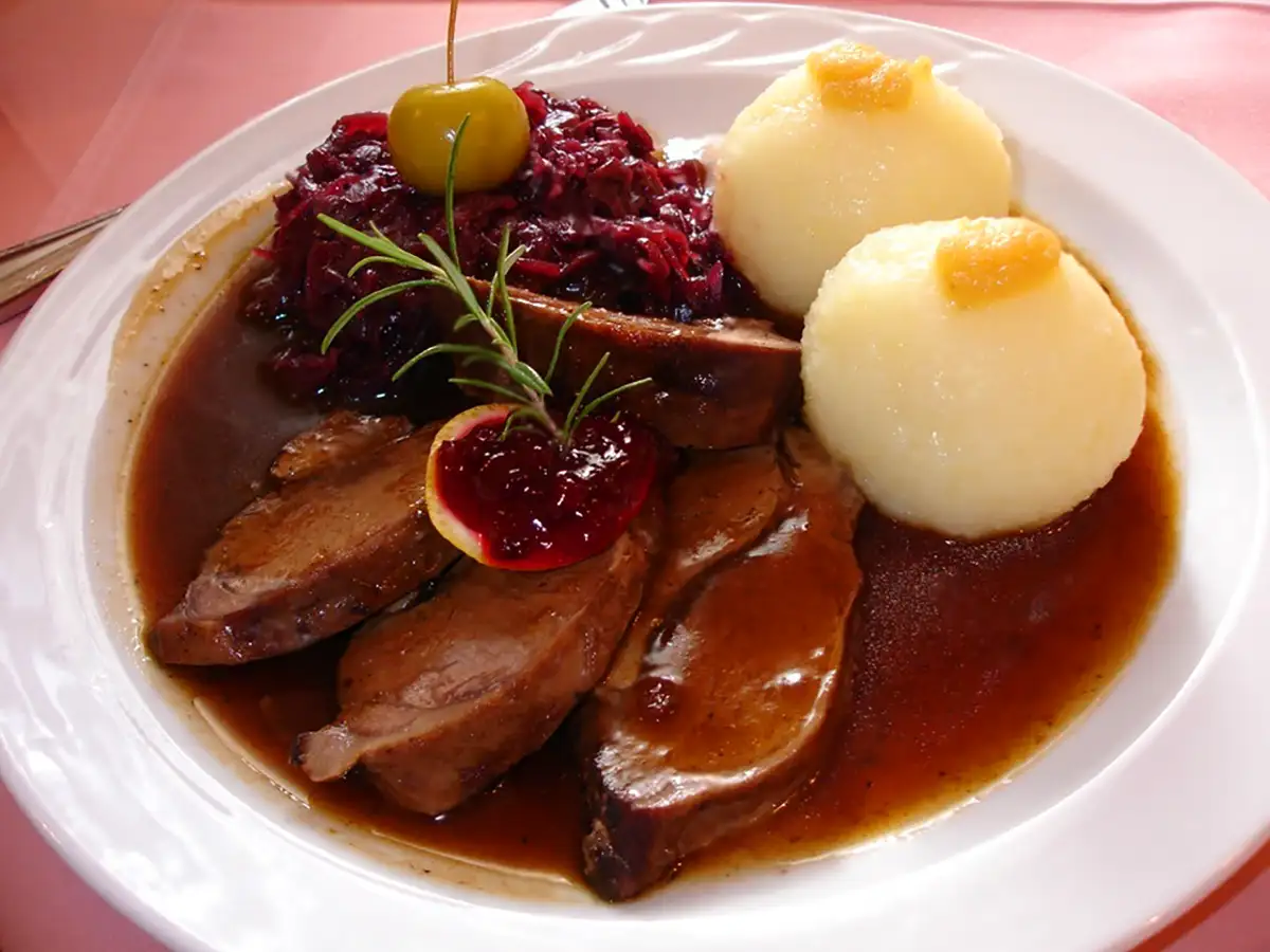 Sauerbraten mit Rotkohl und Kartoffelklößen Rezept