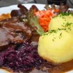 Sauerbraten mit Rotkohl und Kartoffelklößen Rezept