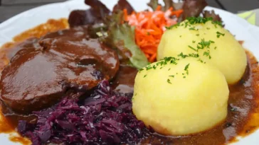 Sauerbraten mit Rotkohl und Kartoffelklößen Rezept