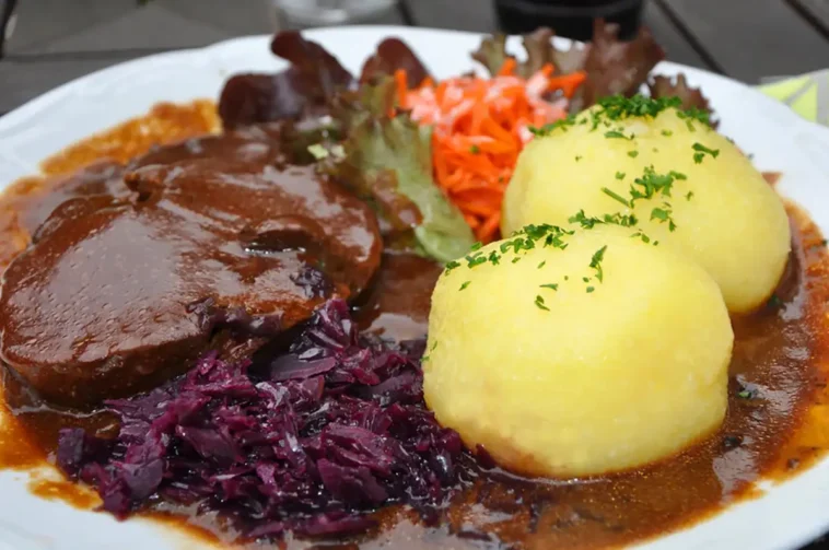 Sauerbraten mit Rotkohl und Kartoffelklößen Rezept