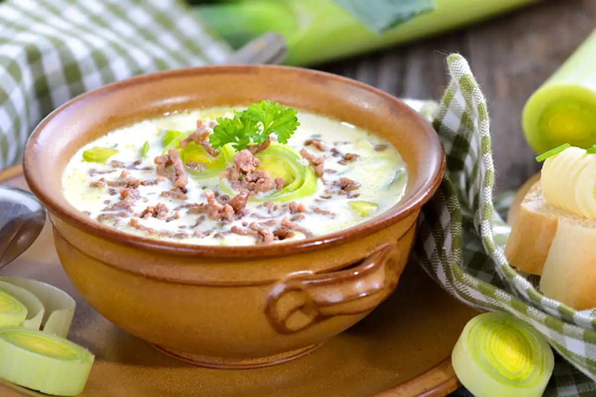 Einfach und Lecker: Käse-Lauch-Suppe mit Hackfleisch Rezept