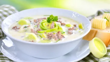 Einfach und Lecker: Käse-Lauch-Suppe mit Hackfleisch Rezept