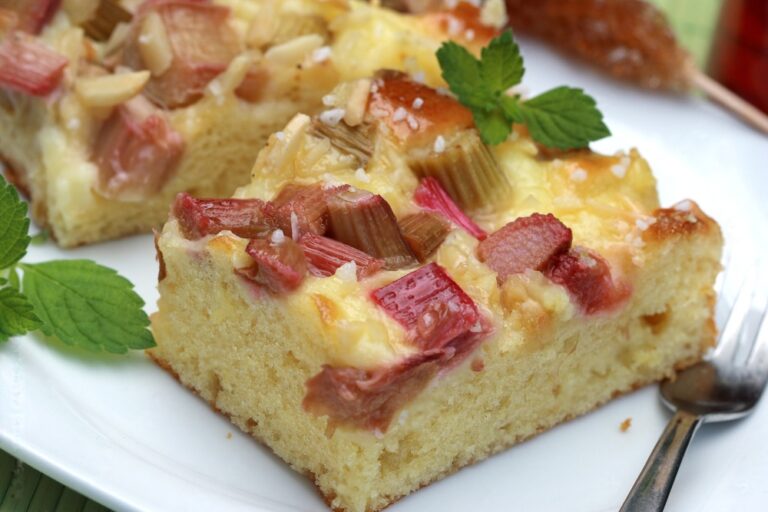 Quark Rhabarberkuchen mit Vanillepudding Rezept: Geschmacksexplosion