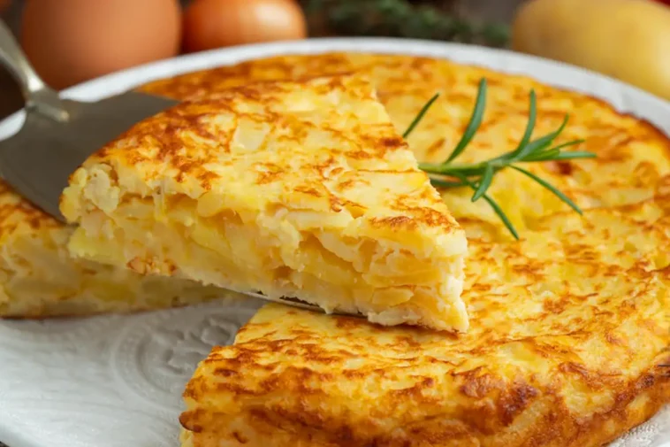 Traditionelle Spanische Tortilla Rezept mit Kartoffeln und Zwiebeln