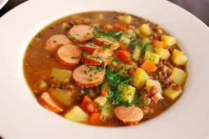 Wärmender Genuss: Linseneintopf mit Würstchen und Gemüse Rezept