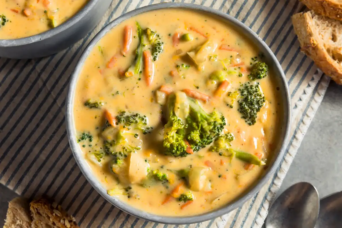 Gesundes Brokkoli-Cheddar-Suppe Rezept in nur 30 Minuten