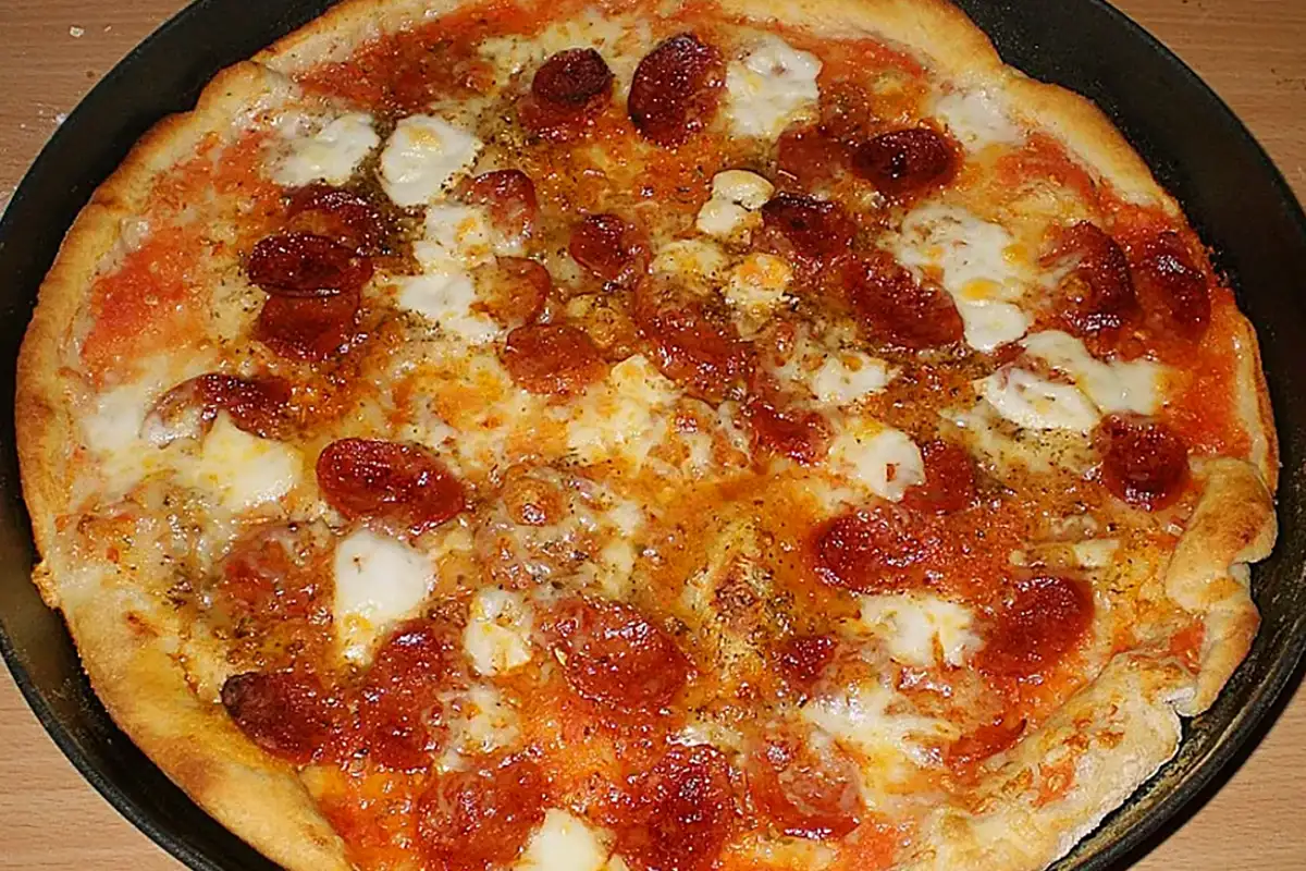 Knusprig dünne Pizza mit Chorizo und Mozzarella Rezept