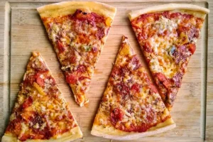 Knusprig dünne Pizza mit Chorizo und Mozzarella Rezept