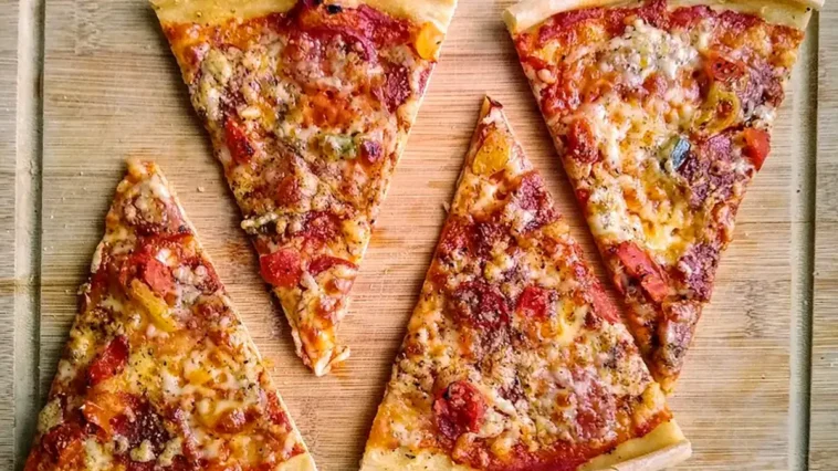 Knusprig dünne Pizza mit Chorizo und Mozzarella Rezept