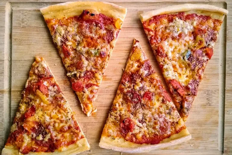 Knusprig dünne Pizza mit Chorizo und Mozzarella Rezept