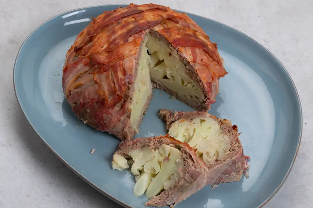 Blumenkohlbombe mit Hackfleisch und Bacon Rezept