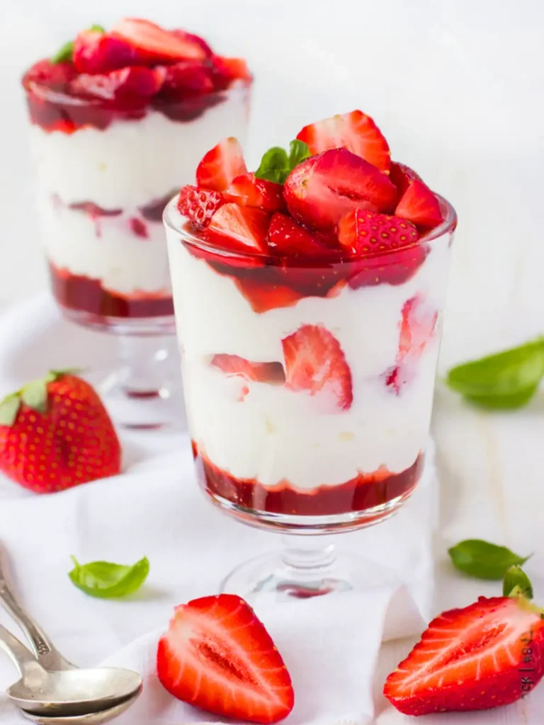 Erdbeer Dessert mit weißer Schokolade Rezept