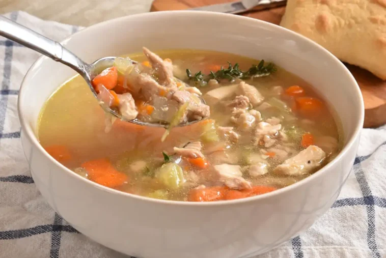 Goldgelbe Hühnersuppe Rezept