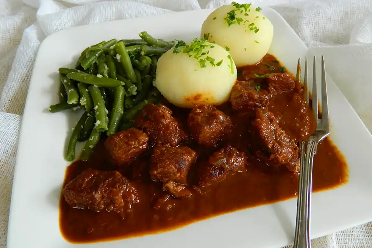 Herzhaft-leckeres Brauhaus-Gulasch mit Bier Rezept