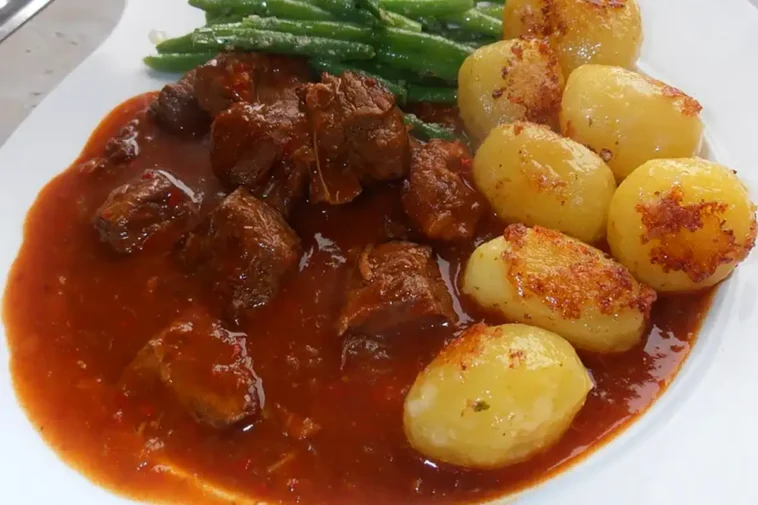 Herzhaft-leckeres Brauhaus-Gulasch mit Bier Rezept - Schnelle und ...