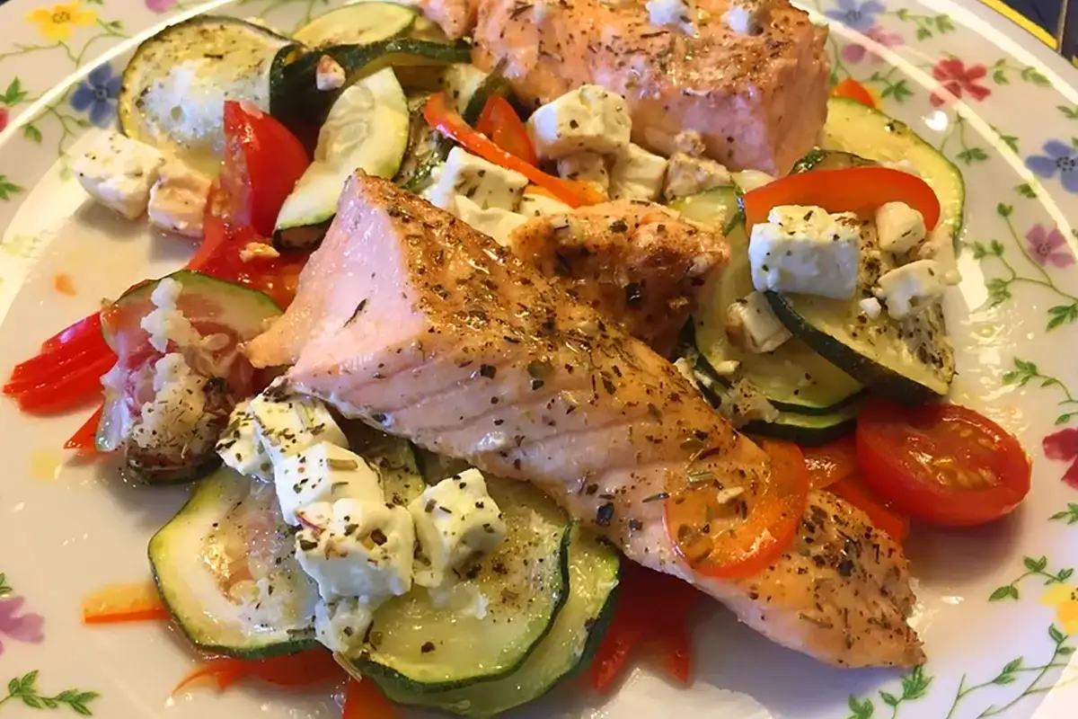 Low-Carb-Lachs mit Ofengemüse Rezept