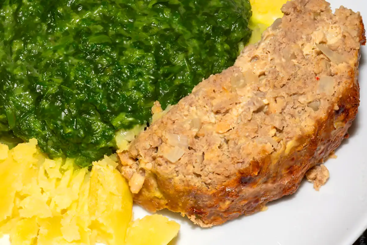 klassischer saftiger Hackbraten mit viel Soße