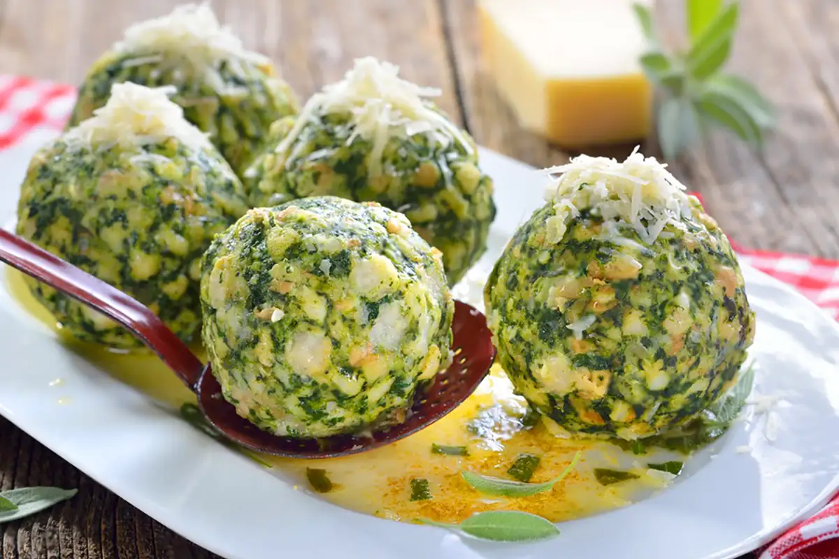 Spinatknödel Rezept: Eine Gaumenfreude aus den Südtiroler Alpen