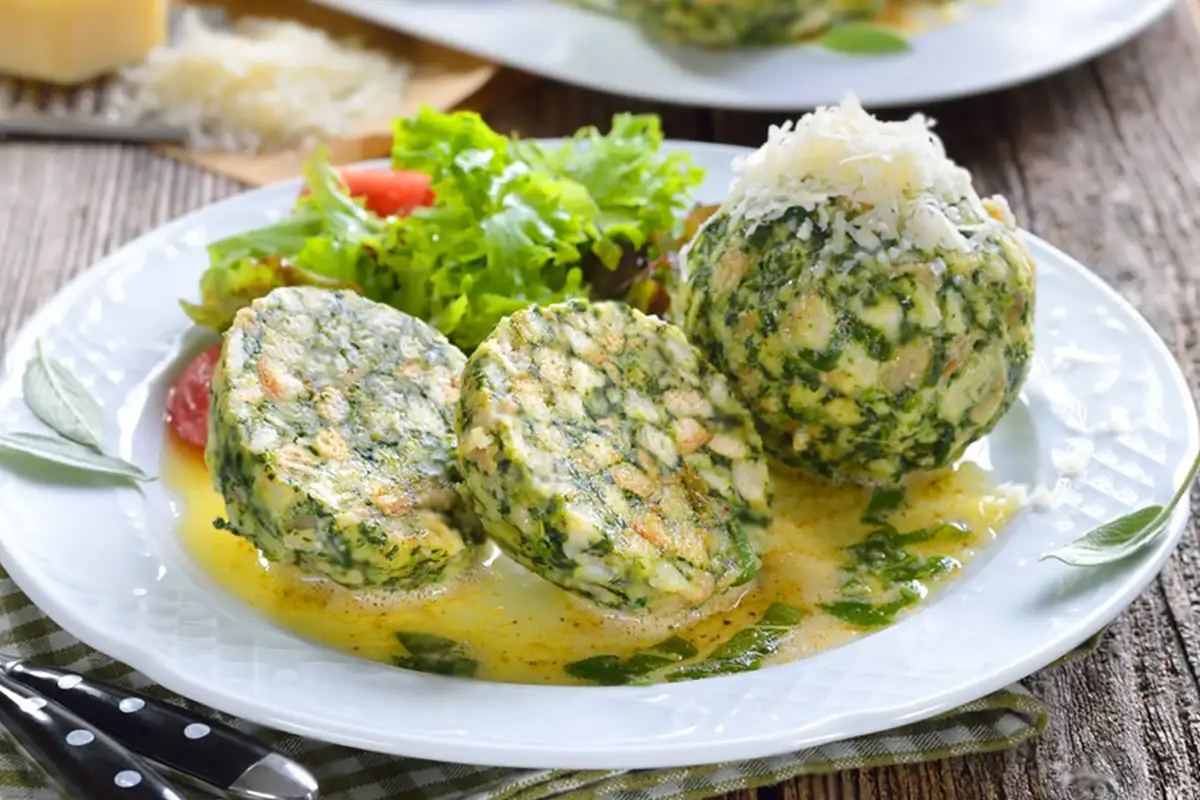 Spinatknödel Rezept: Eine Gaumenfreude aus den Südtiroler Alpen