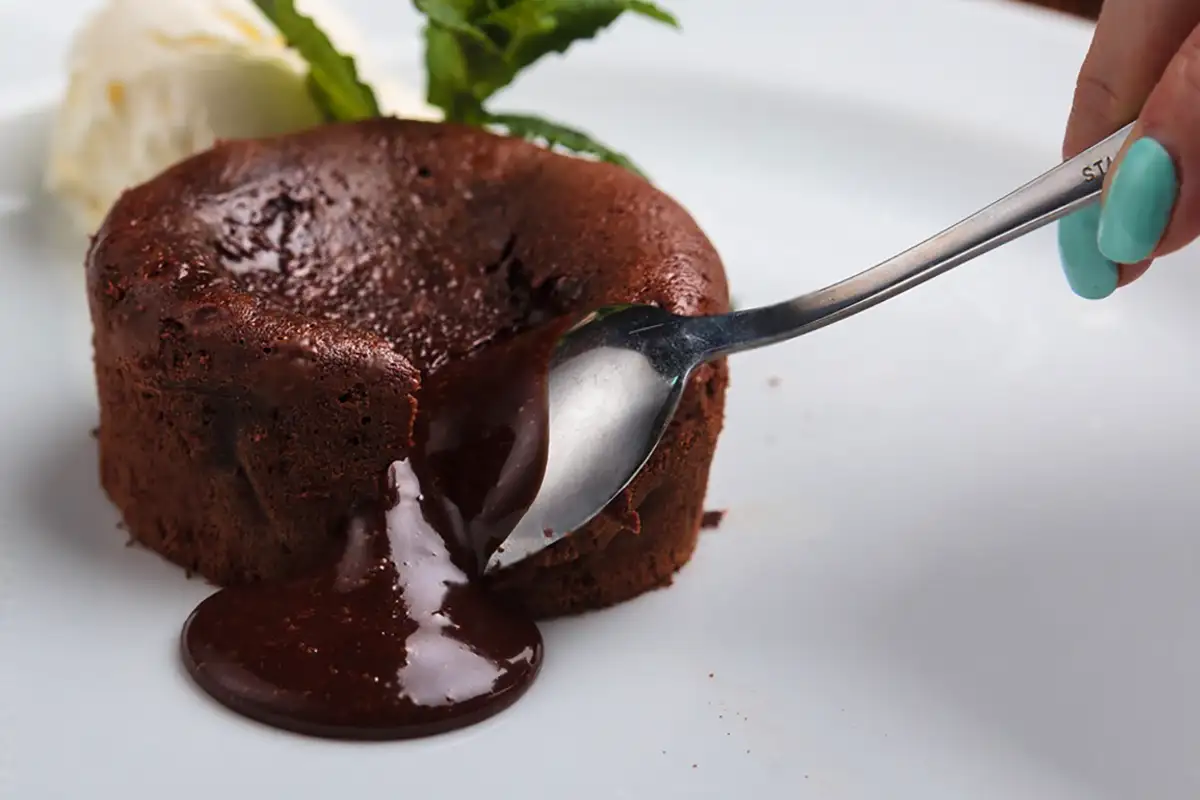 Vorsicht: Dieser Schokoladenkuchen mit flüssigem Kern macht süchtig ...