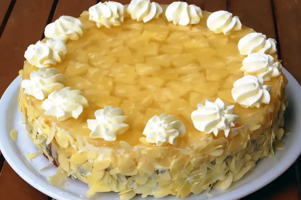 Ananastorte Rezept mit Nussboden und schneller Mascarpone-Füllung