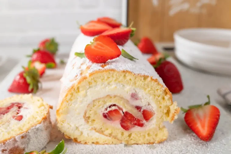 Biskuitrolle mit Erdbeerfüllung Rezept – Ein frühlingshafter Genuss ...