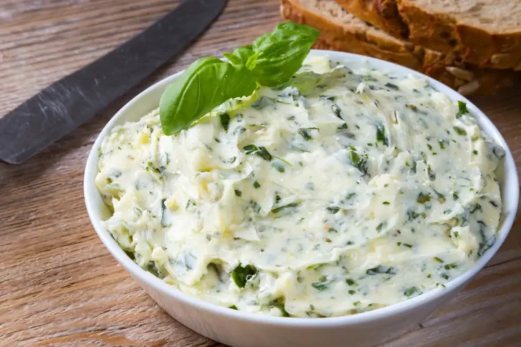 Einfaches und köstliches Kräuterbutter Rezept - Schnelle und Einfache ... Einfaches und köstliches Kräuterbutter Rezept - Schnelle und Einfache ...