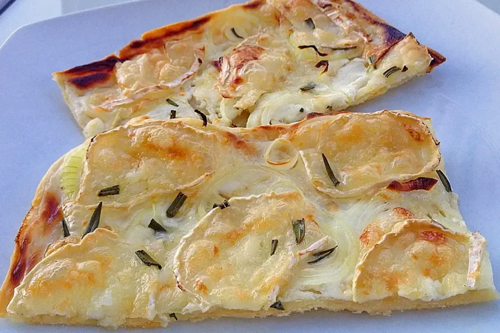 Flammkuchen mit Ziegenkäse, Rosmarin und Honig