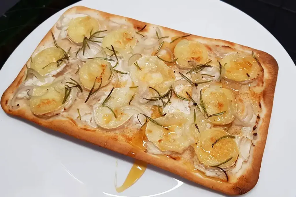 Flammkuchen mit Ziegenkäse, Rosmarin und Honig