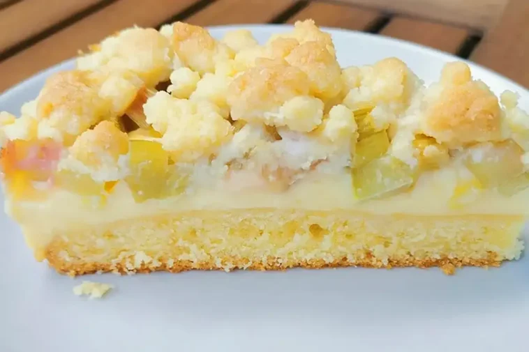 Rhabarberkuchen mit Pudding und Streuseln – Ein süßer Frühlingsgruß ...