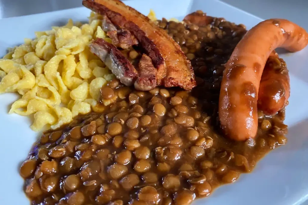 Schwäbische Linsen mit Spätzle und Saitenwürstchen