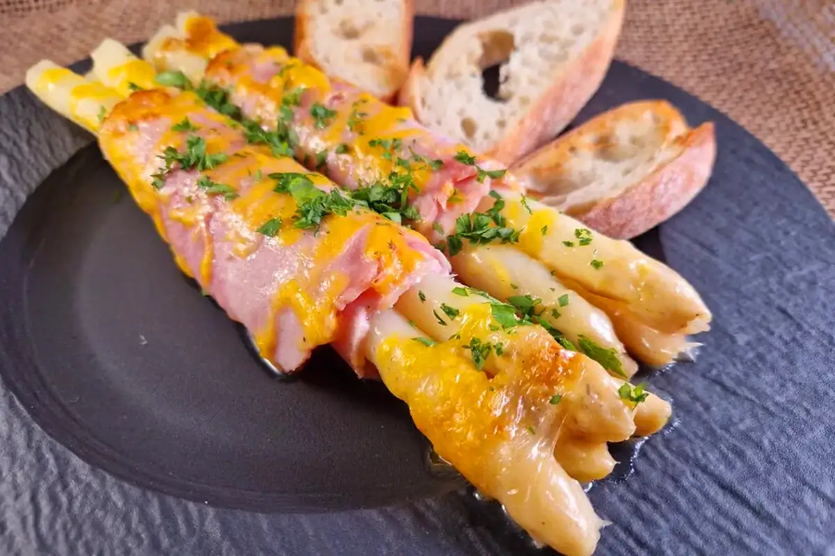 Überbackene Spargel-Schinken-Rollen Rezept