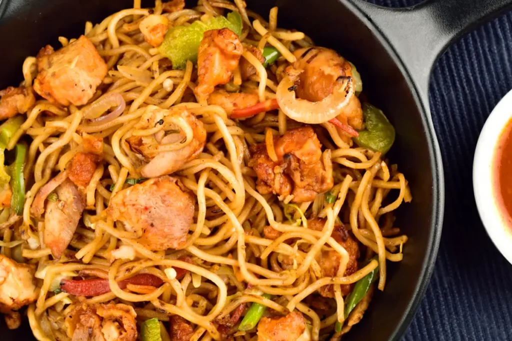 Chinesisch Gebratene Nudeln mit Hühnerfleisch